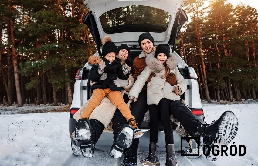 Rodzina w zimowej podróży