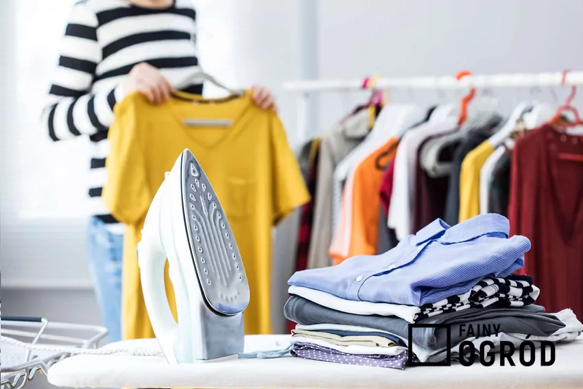 Kobieta prasuje i układa pranie