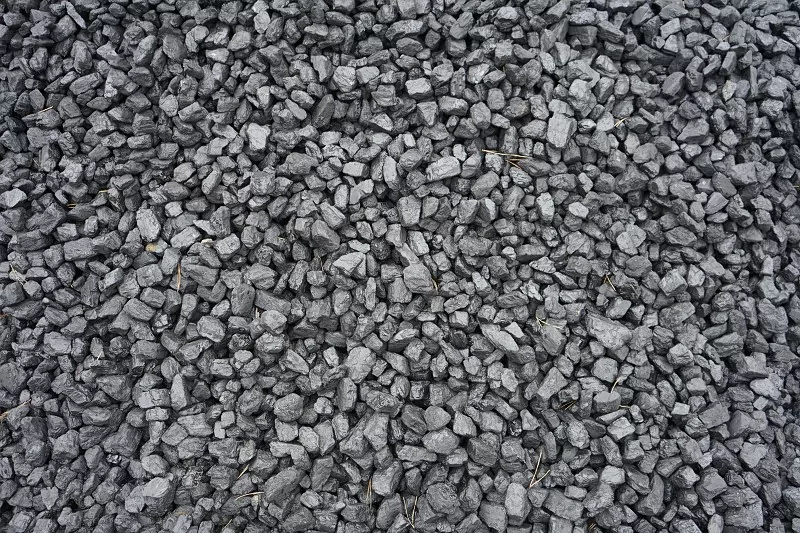 Ekogroszek wymaga regularnego uzupełniania opału i magazynowania w kotłowni, co zwiększa codzienną pracę domowników. skład węgla i ekogroszku