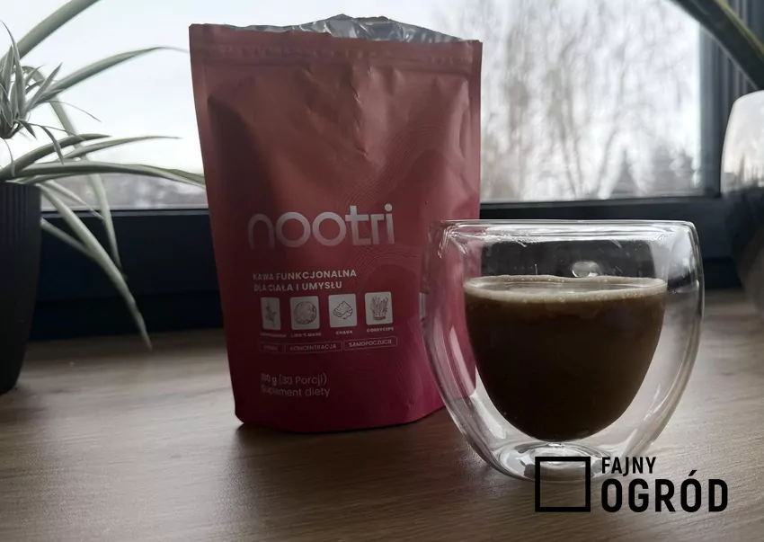 Kawa nootri zaparzona w szklance, obok stoi opakowanie kawy