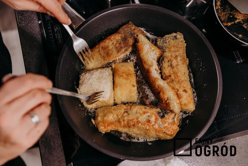 Warto smażyć rybę pod uchyloną pokrywką lub stosować papier do smażenia Smażenie kawałków ryby na patelni
