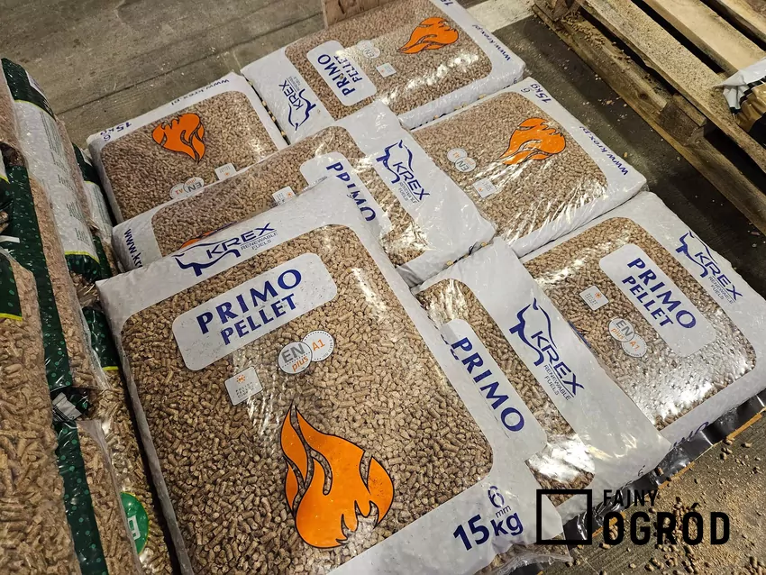 Producentom i sklepom opłaca się przechowywać pellet na paletach – to proste zabezpieczenie znacznie zmniejsza ryzyko samorozgrzewania pellet