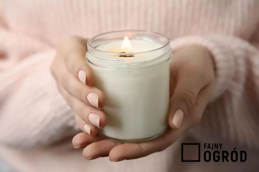 Kobieta trzyma świeczkę