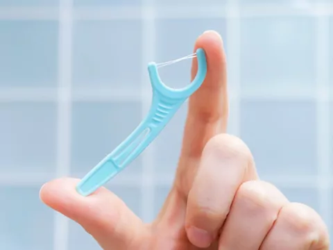 Wyrzucanie nici dentystycznych