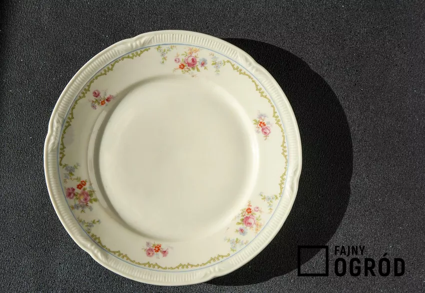 Wystarczy odrobina sody i wody, aby odzyskać połysk ulubionej zastawy Stary talerz