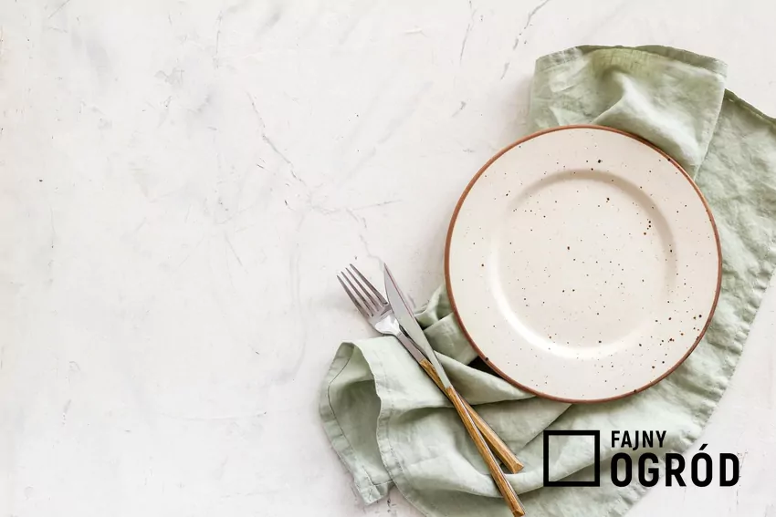 Nie zawsze trzeba sięgać po drogie środki czyszczące Talerze na stole