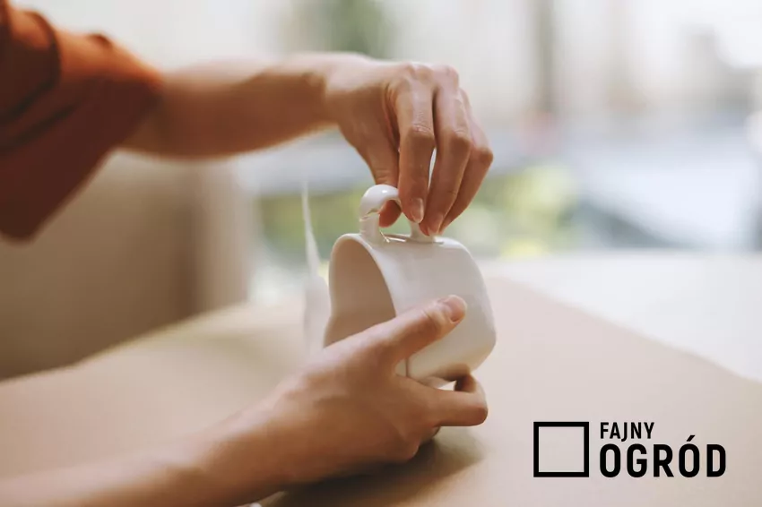 Wrzucenie ceramiki do pojemnika na szkło niesie za sobą realne konsekwencje Kobieta trzyma pobity kubek