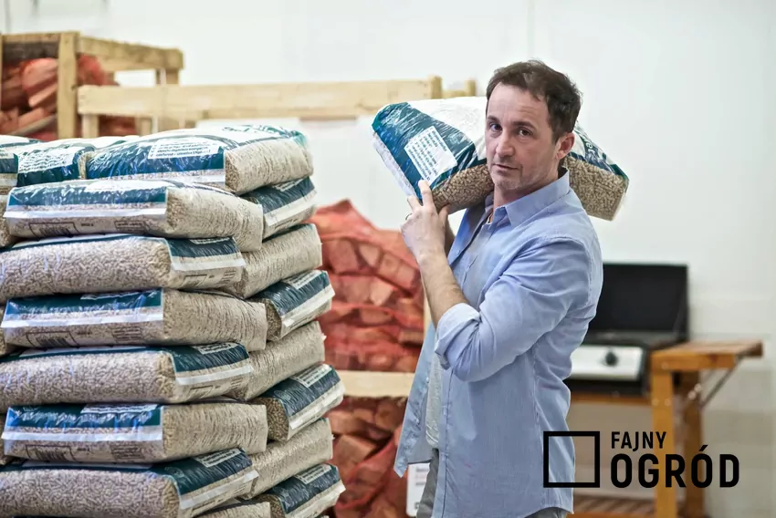 mężczyzna dźwiga worek w pelletem