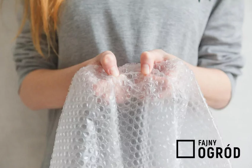 Czasem najprostsze rozwiązania okazują się najlepsze Kobieta z folią bąbelkową