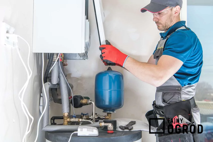 Kotły gazowe są wygodne, ale nie w pełni bezobsługowe Instalator ustawiający kocioł gazowy