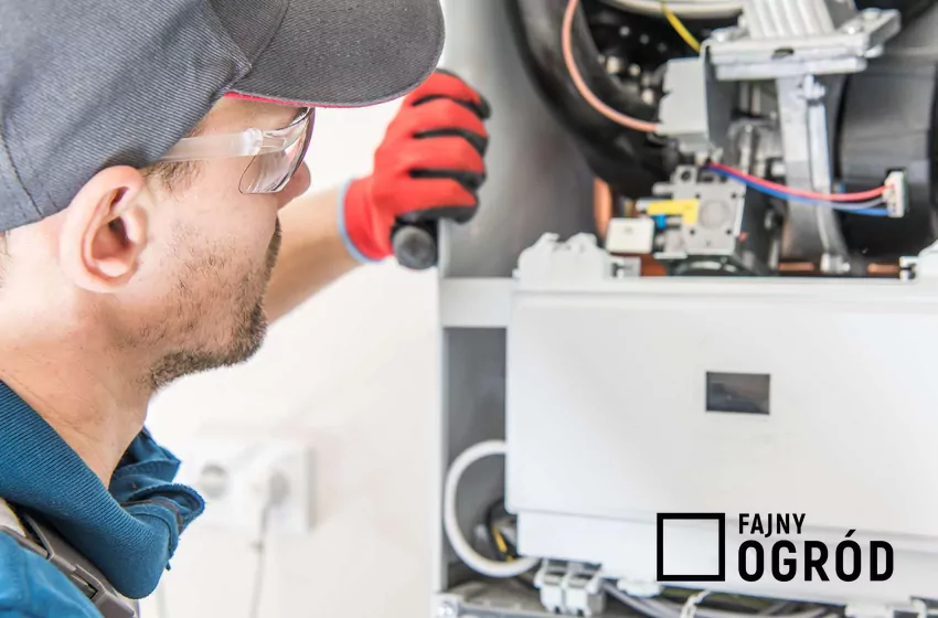 Użytkowanie kotła gazowego wymaga regularnego serwisu i kontroli ciśnienia w obiegu Instalator zaglądający do otwartego kotła kondensacyjnego