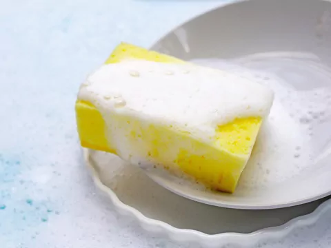 Prawidłowe wyrzucanie gąbki do naczyń