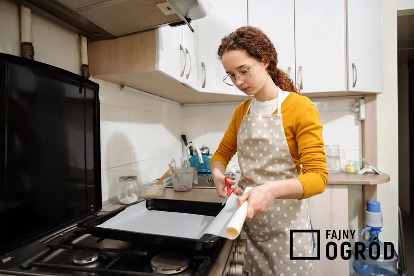 Proste produkty, które mamy pod ręką, stają się alternatywą dla chemii Dziewczyna docina papier