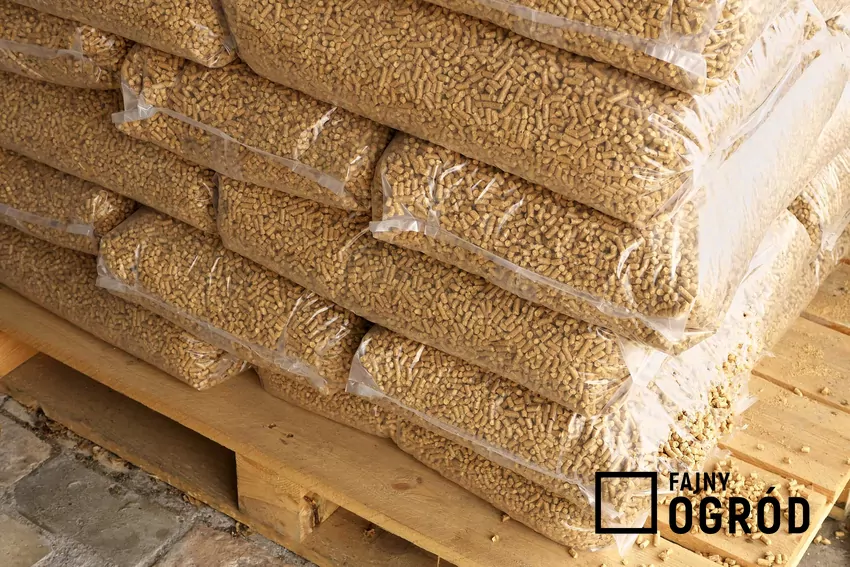 pellet w workach na palecie