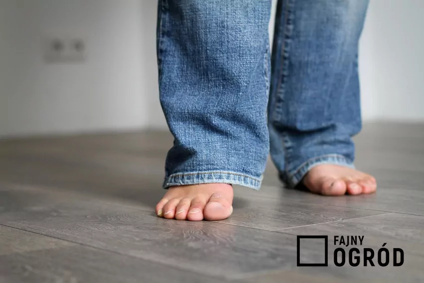 Ogrzewanie podłogowe zapewnia równomierne i stałe ogrzewanie pomieszczenia Temperatura wody przepływającej przez rury ułożone w posadzce nie może być zbyt wysoka