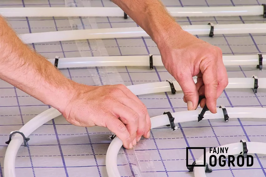 Ogrzewanie podłogowe jest popularną formą ogrzewania we współpracy z pompami ciepła Zaletą podłogówki jest komfort ciepła i stabilna praca systemu grzewczego