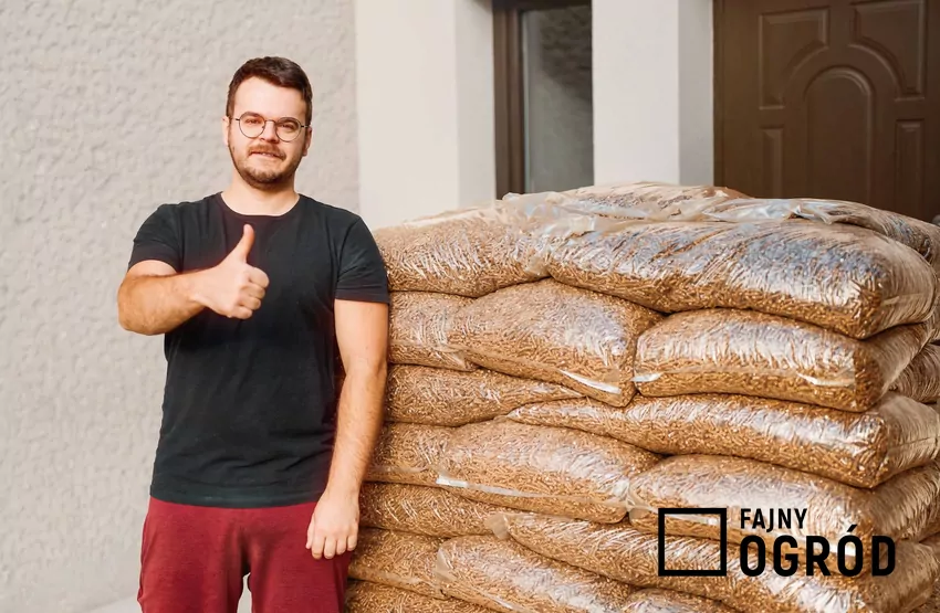 zadowolony mężczyzna, worki z pelletem