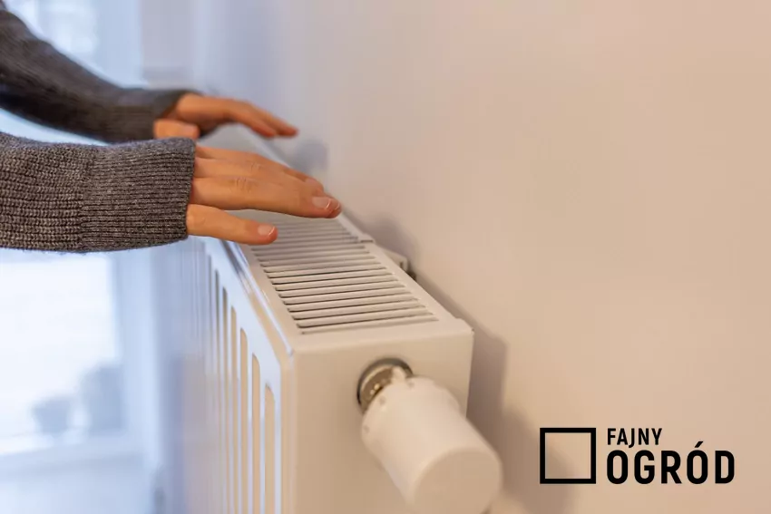 kobieta dotyka grzejnika