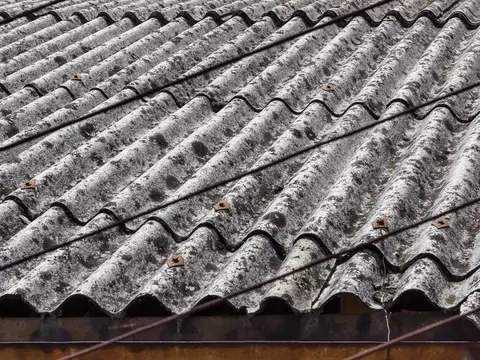 Koniec kar za azbest na posesji