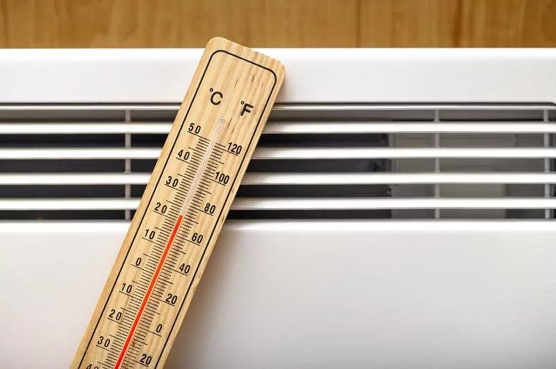 Efektywne ogrzewanie domu wymaga przemyślanego projektu instalacji i dobrej izolacji, aby zapewnić komfort cieplny przy możliwie niskich kosztach energii. termometr obok kaloryfera