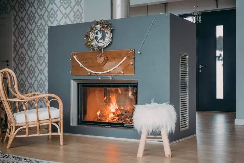 Domowe ognisko tworzy przytulną atmosferę, ale drobinki unoszące się w powietrzu mogą skrywać nieoczywiste zagrożenia dla zdrowia. nowoczesny kominek w domu