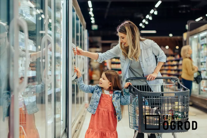 Będą otwarte zarówno sklepy spożywcze, jak i odzieżowe oraz budowlane Kobieta z dzieckiem na zakupach w sklepie