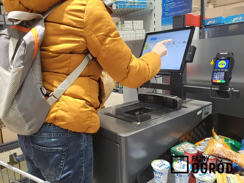 Klient stoi przy kasie samoobsługowej w Lidlu