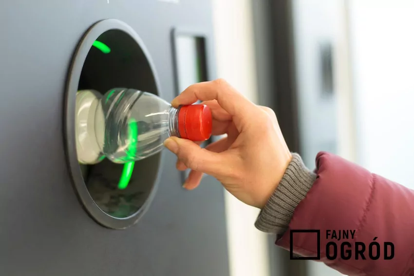 Wkładanie butelki do butelkomatu