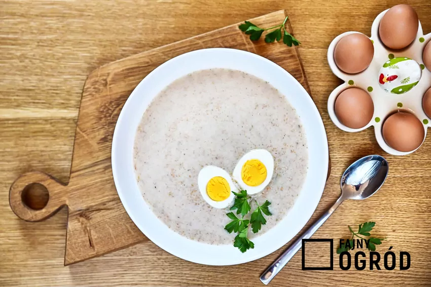 Barszcz biały z jajkiem na stole, a także przygotowanie barszczu białego i żurku oraz różnice między zupami