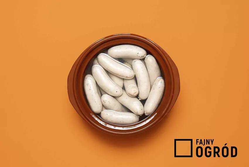 Parzenie białej kiełbasy w kamionkowym garnku, a także przygotowanie i hartowanie białej kiełbasy