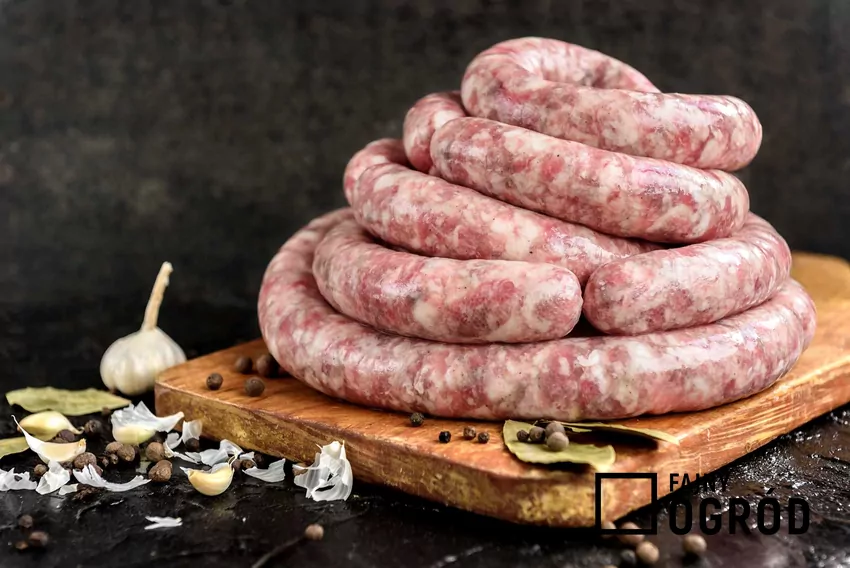 Surowa biała kiełbasa zrobiona domowymi sposobami, a także parzenie i przygotowanie białej kiełbasy