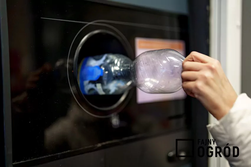 Inwestycja ma kosztować około 300 mln zł Wkładanie butelki do butelkomatu