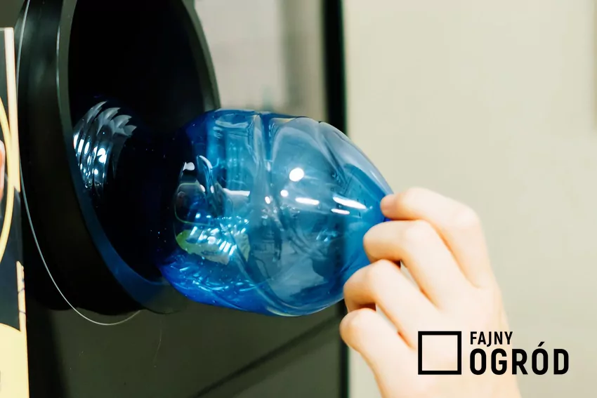 Oddawanie butelki plastikowej do butelkomatu