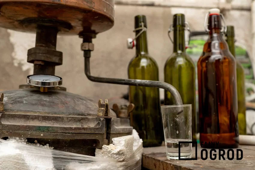 Produkacja bimbru i butelki w tle, a także samogon lub bimber a przepisy prawne