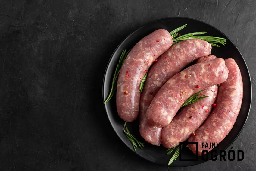 Kiełbasa domowa na talarzu na czarnym tle, a także swojska kiełbasa domowa i przepisy krok po kroku