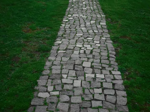 Tanie i dobre ścieżki ogrodowe