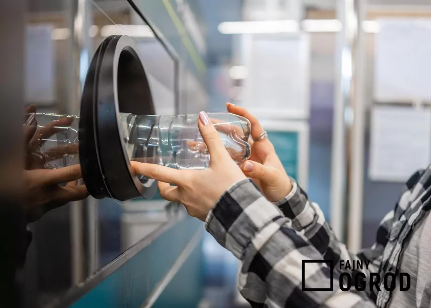 Oddawanie butelki plastikowej do butelkomatu