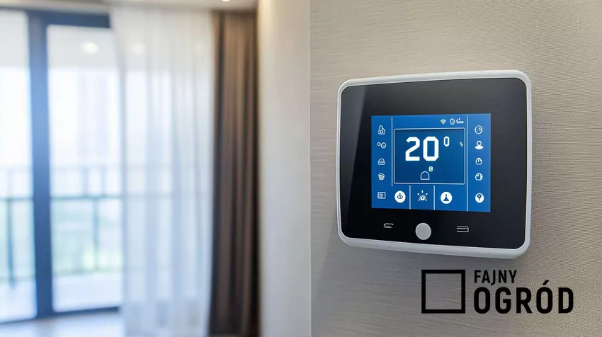 Nowoczesny termostat elektroniczny zamontowany na ścianie