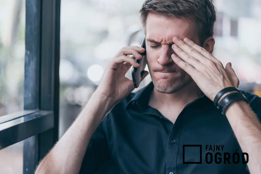 Serwisant zbywa Łukasza i nie chce przyjechać do jego domu sfrustrowany mężczyzna rozmawia przez telefon