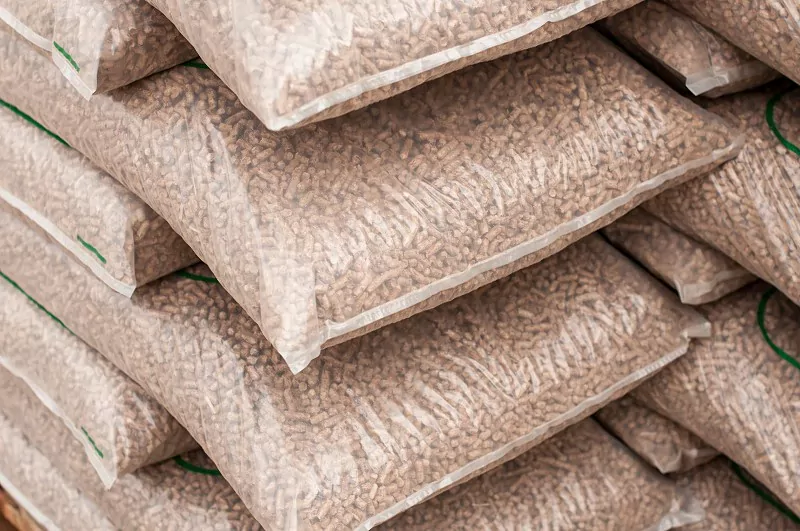 Różne rodzaje pelletu mogą wyglądać bardzo podobnie, jednak ich skład i jakość znacząco wpływają na sposób spalania w kotle. pellet w workach
