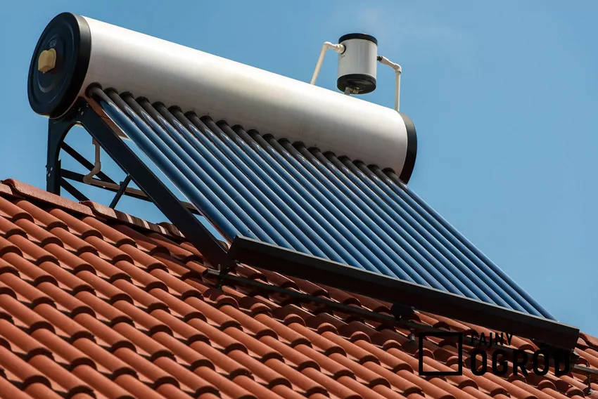 Kolektor solarny na dachu domu jednorodzinnego