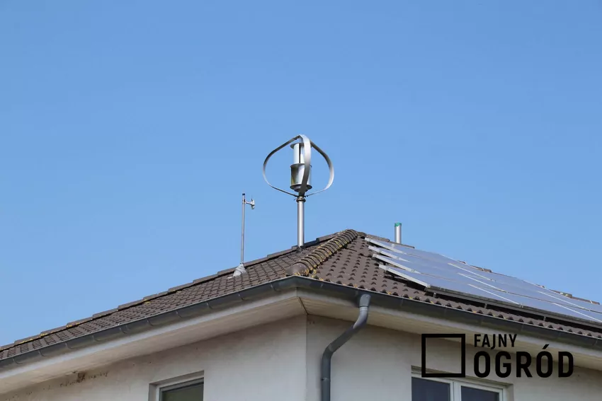 turbina wiatrowa na dachu domu