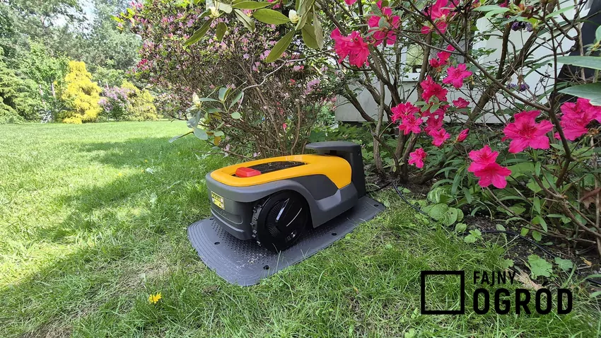 Stacja dokująca robota STIGA A15v musi myć umieszczona w miejscu z łatwym wjazdem/wyjazdem i przynajmniej 3 metry od ścian budynku, które mogłyby zakłócać sygnał GPS Lokalizacja stacji dokującej STIGA A15v