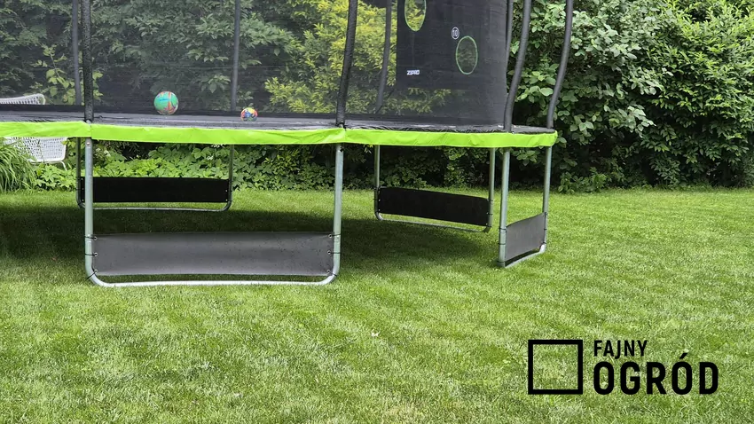 Montaż wąskich siatek maskujących na nogach trampoliny rozwiązał problem z blokowaniem się robota w tym miejscu Trampolina