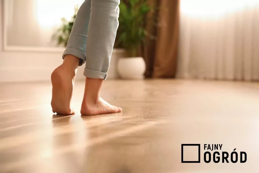 Bose stopy na podłodze z ogrzewaniem podłogowym, czyli ogrzewanie podłogowe wodne, jego instalacja, wady i zalety