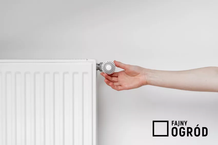 przykręcanie termostatu w kaloryferze