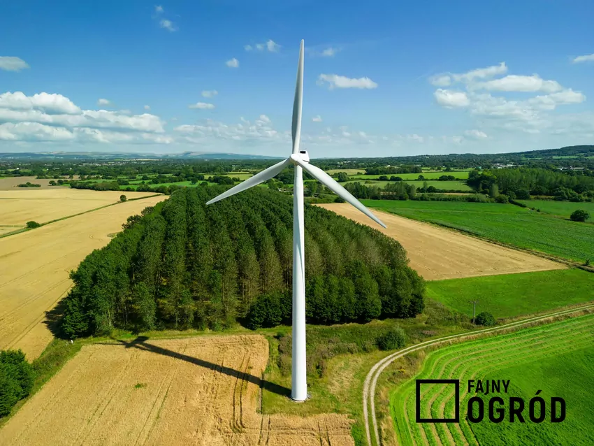 Turbina wiatrowa na tle działek