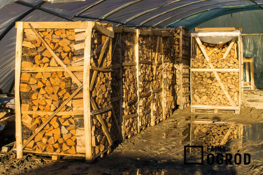 Drewno do kominka i pieca musi mieć niewielką wilgotność i odpowiednie wymiary