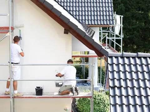 Jak ochronić elewację przed zielonym nalotem?