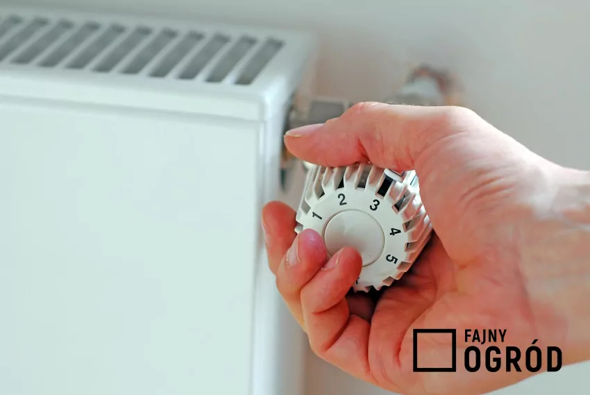 Jednym z pomysłów na oszczędzanie energii jest zakręcanie grzejników